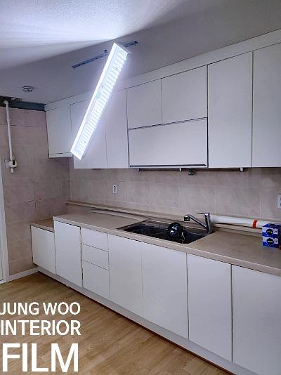 화이트 수납장과 베이지 타일로 완성된 주방