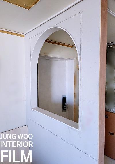 스위치가 설치된 아치형 구조물 벽면
