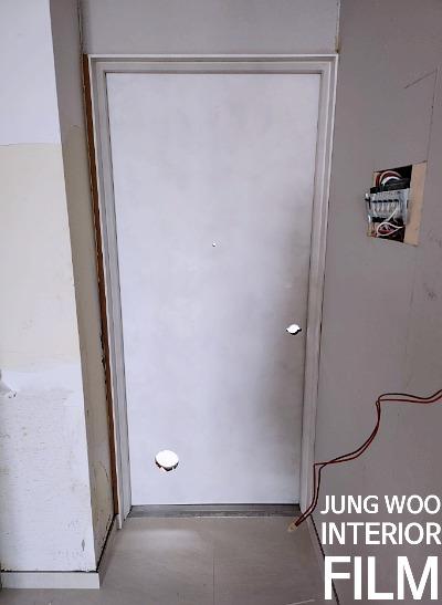 전기 박스와 빨간 전선이 노출된 복도 공간