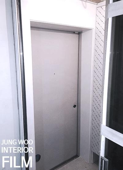 화이트 필름으로 마감된 현관의 모습
