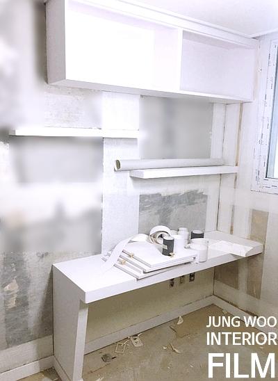 카운터와 선반, 타일 바닥이 보이는 모습