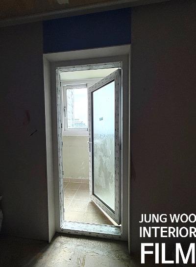 유리 패널과 문틀의 시공 과정