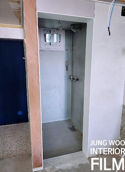 전기 박스와 파이프가 노출된 공사 중인 공간