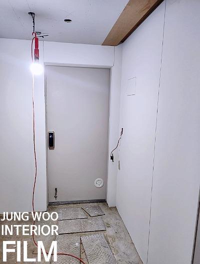 전기 스위치와 배수구가 보이는 복도 공간의 준비 과정