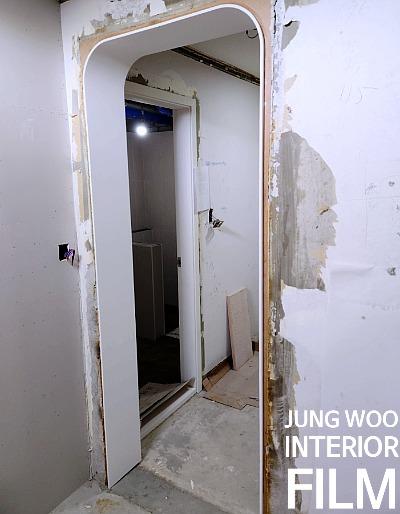 벽면 마감재가 벗겨진 실내 공간의 기초 작업 모습