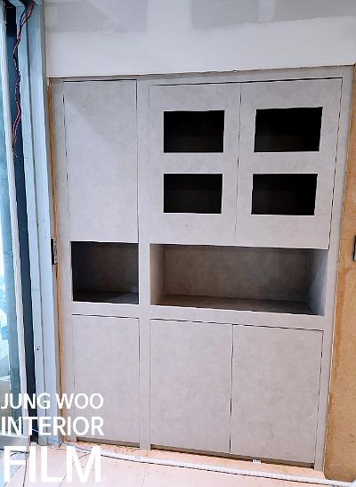 상하단 문이 설치된 벽면 수납장의 시공 전 모습