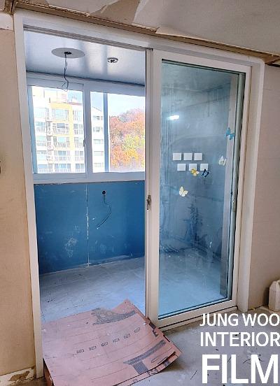 시공이 완료된 창문 프레임의 모습