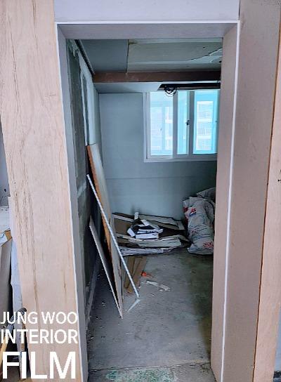 도배 전 상태의 벽면과 자재들