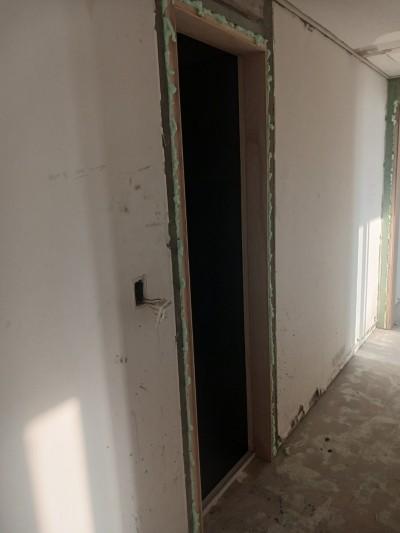 도어 주변의 세밀한 도구 작업 상태