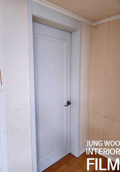 우드톤 바닥과 벽면의 경계 확인