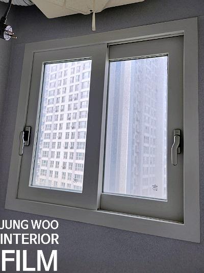 창호 외부 프레임과 손잡이 근접 샷
