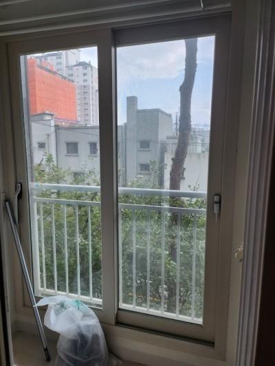 창문 샷시의 굴곡진 면을 마감하는 과정