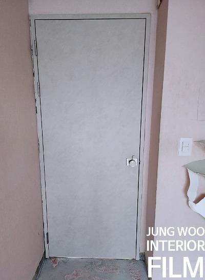 타일 바닥과 맞닿은 구역의 시공 상태