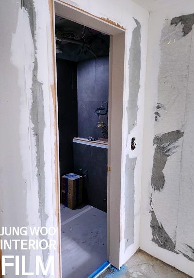 흰색과 회색 마감재가 부분적으로 칠해진 벽면