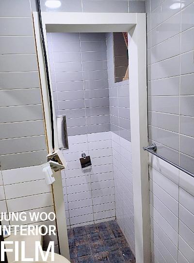 벽 타일 줄눈과 설비 일부가 보이는 장면