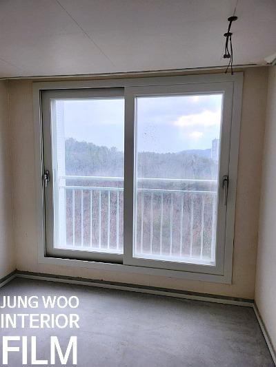 타일 바닥과 맞닿은 창문 하단부의 시공 상태
