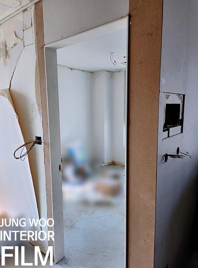 벽면 마감재가 벗겨진 상태의 내부 공간