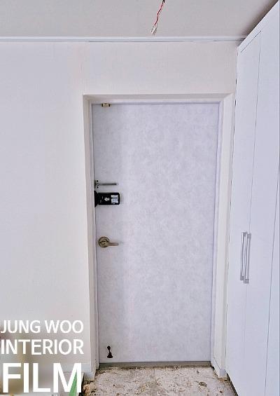 화이트 필름으로 변경된 현관 도어와 수납장