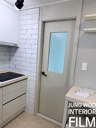 화이트 수납장과 베이지색 도어가 조화로운 주방