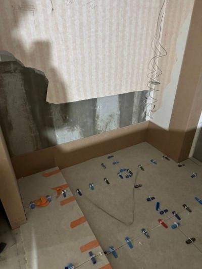 바닥 타일 클립과 노출 전선이 보이는 기초 정리 단계