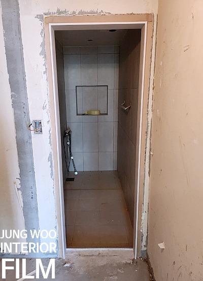 마감이 덜 된 문틀과 내부 타일 벽