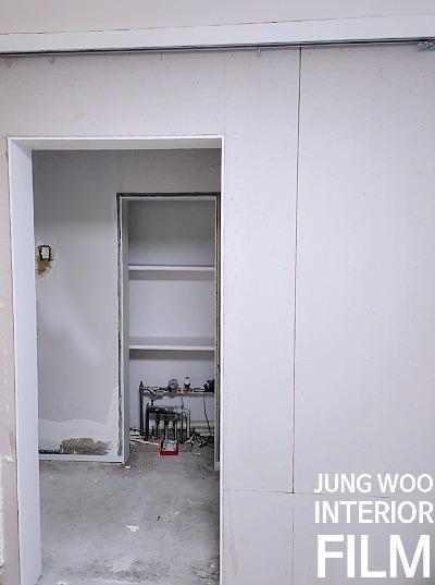 필름 밀착을 위해 도구를 사용하는 장면
