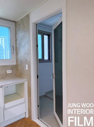 화이트 수납장으로 완성된 깔끔한 현관