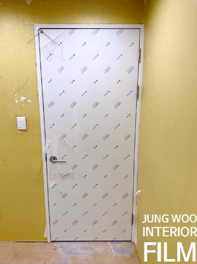 새 옷을 입고 깔끔해진 완성된 문틀