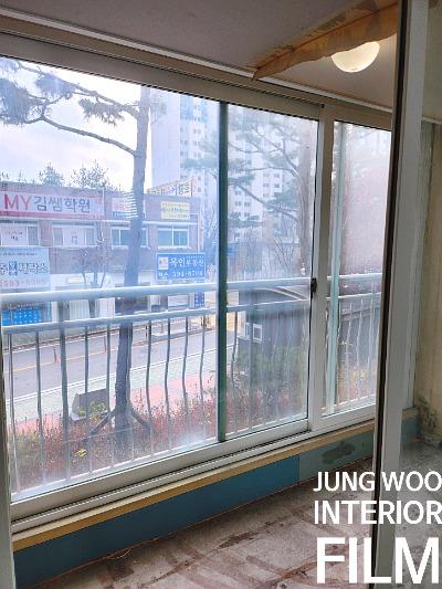 외부 풍경이 반사된 창호 프레임 근접 촬영