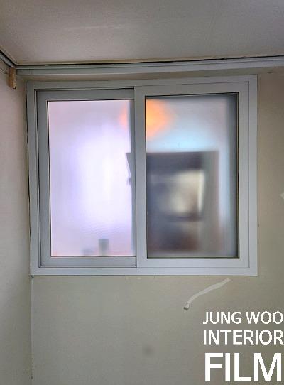 필름 작업이 진행되던 슬라이딩 창호 프레임