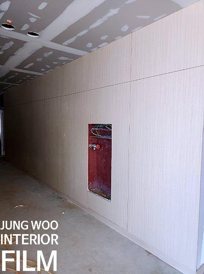 전기 박스가 노출된 복도 벽면의 기초 상태