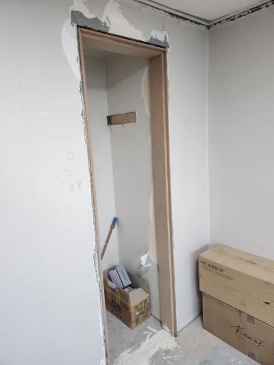 흰색 페인트 벽면과 문틀 주변의 정리 상태