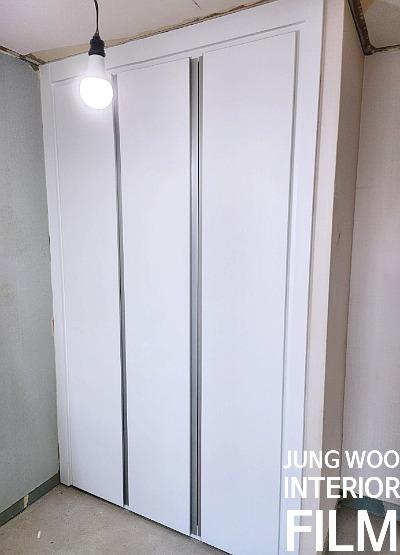 수납장 도어 패널의 표면 정리