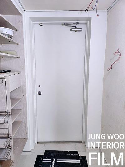 불투명 도어 패널과 수납장 내부의 작업 과정