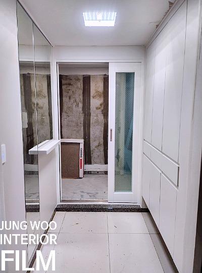 복도 너머로 보이는 공사 중인 집 내부