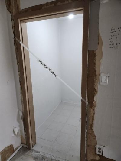 벽에 부착된 문틀과 주변의 테이핑 작업
