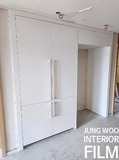 넓은 면적의 도어 패널 필름 밀착 과정