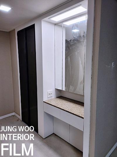 유리 문짝 수납장의 최종 마감 과정