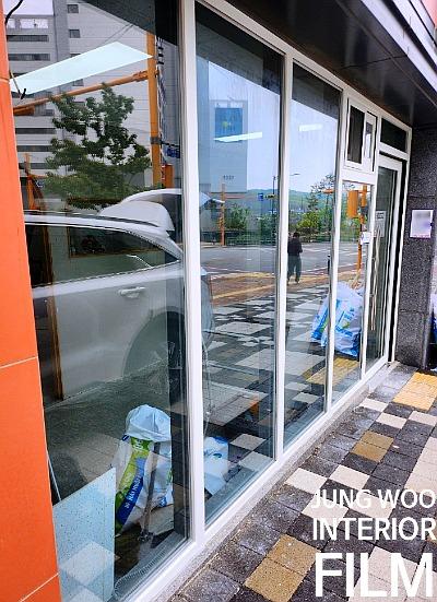 외부 도로의 모습이 반사되는 유리창과 프레임