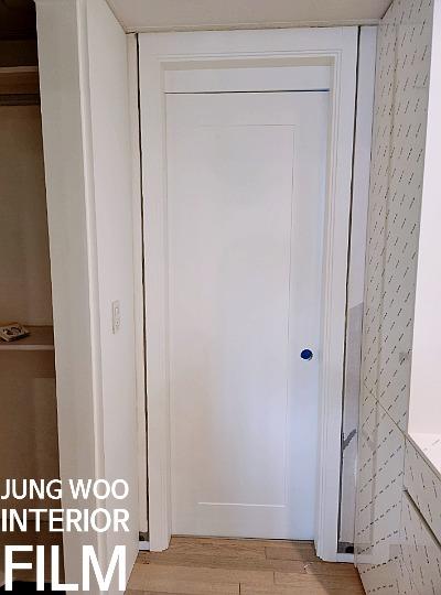 파란 보호 테두리가 보이는 도어 프레임 작업