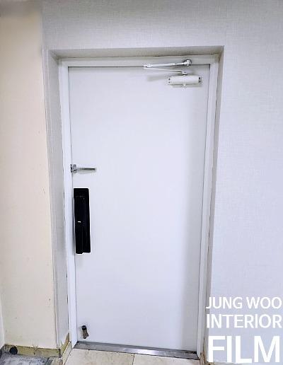 여닫이 도어 하부 패널의 시공 모습