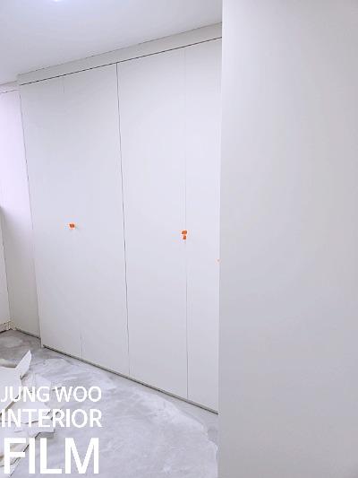 화이트로 통일감을 준 깔끔한 드레스룸