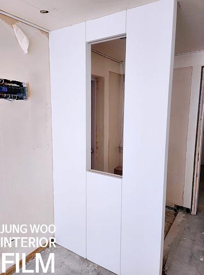 벽 일부가 철거된 복도 시공 과정