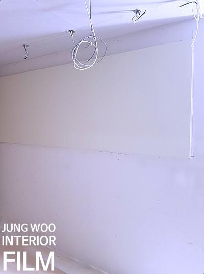 천장과 벽면에 전선이 노출되어 있는 시공 과정