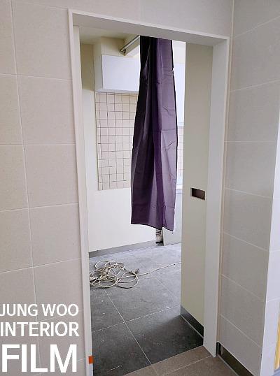 흰 벽돌 타일과 회색 바닥 타일이 설치된 현장