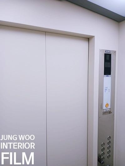 콘솔 패널 주변의 세부 마감 상태