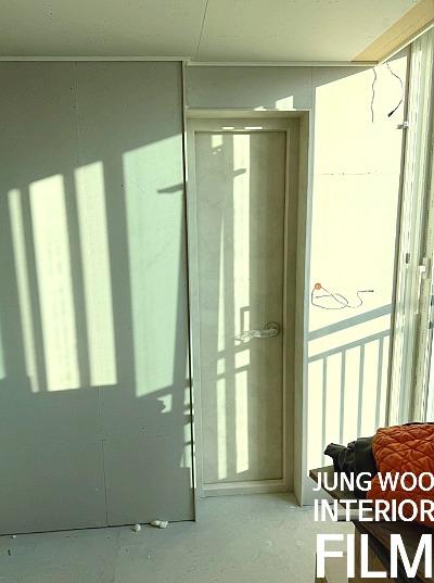발코니 라이트가 설치된 창가 쪽 실내 공간