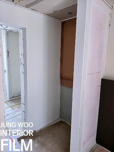 벽면 마감이 진행 중인 흙바닥 상태의 공간