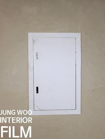 잠금장치가 설치된 흰색 도어의 모습