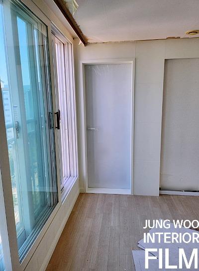 창틀 주변의 세밀한 마감 작업